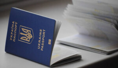 Рада узаконила видачу закордонних паспортів українським біженцям за кордоном