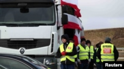 ДПСУ: протестувальники на двох пунктах пропуску взагалі не пропускають вантажівки, які прямують в Польщу