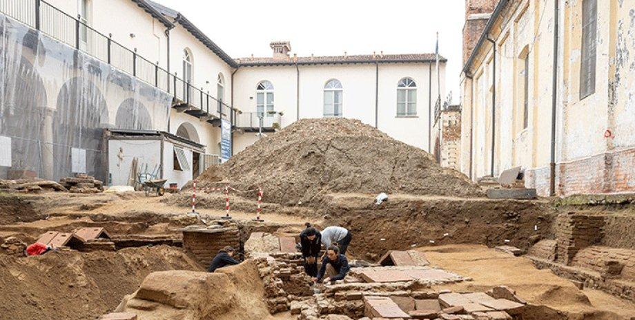 Death levels both kings and monks: archaeologists have unearthed unusual tombs in Italy (photos).