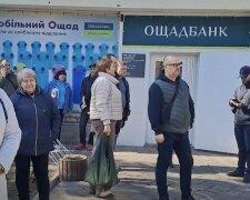 Семья переселенцев столкнулась с отказом в получении карты в Ощадбанке: причины ситуации.