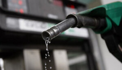 Падіння курсу гривні штовхає вгору ціни на пальне: бензин і дизель на АЗС почали дорожчати